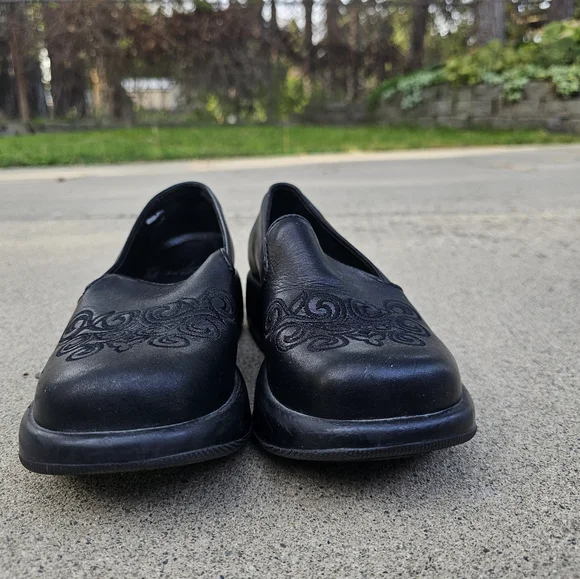 Like new black Dansko clog with filigree marking on the tops. Size 37 - Picture 5 of 8